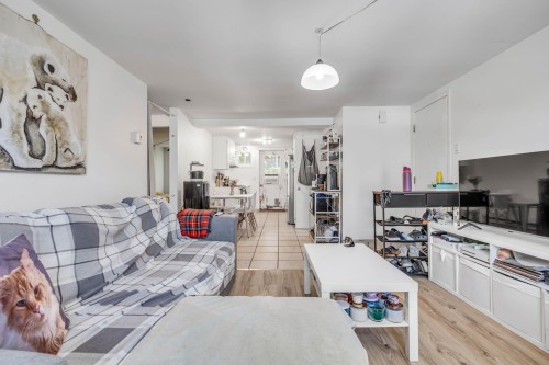 Salon - 543 Rue De Mazenod, Québec (La Cité-Limoilou), QC 