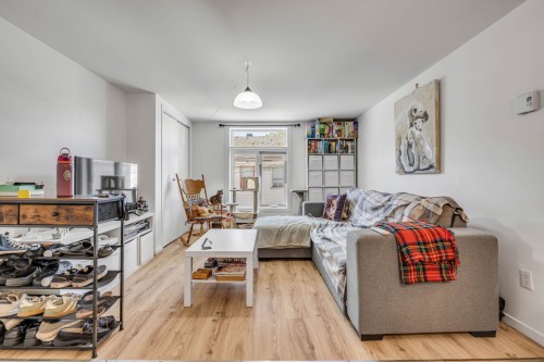 Salon - 543 Rue De Mazenod, Québec (La Cité-Limoilou), QC 