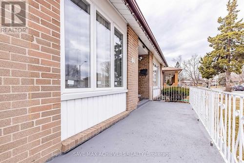 44 STRATHAVON DRIVE , Toronto, Ontario M9V 2H6 3