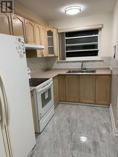 44 STRATHAVON DRIVE , Toronto, Ontario M9V 2H6 4