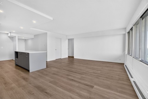 Salon - 1201B-2525 Av. Du Havre-Des-Îles, Laval (Chomedey), QC 