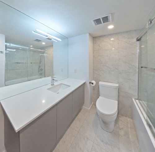 Salle de bains - 111C-2525 Av. Du Havre-Des-Îles, Laval (Chomedey), QC 
