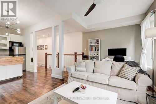 UPPER - 14 ASHDALE AVENUE , Toronto, Ontario M4L 2Y7 4
