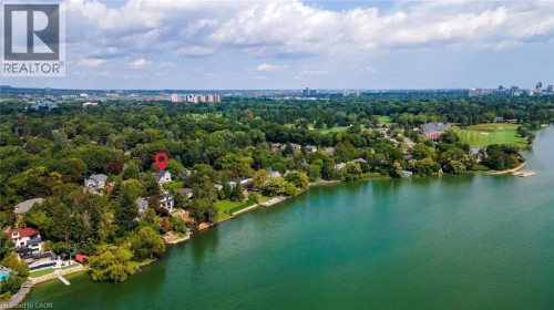 Waterfront property with a lush treed landscape - 293 North Shore Boulevard E, Burlington, ON 