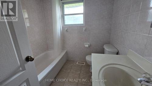 2nd floor bathroom - 28 Tangle Briarway, Toronto, ON 