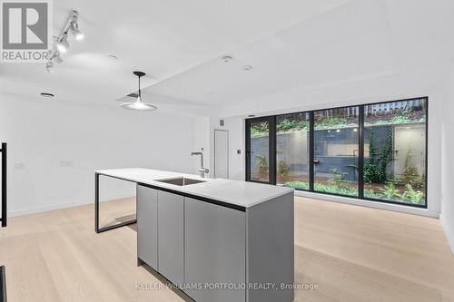TH09 - 1720 BAYVIEW AVENUE , Toronto, Ontario M4G 3C4 2