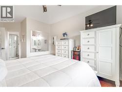 spacious primary suite - 
