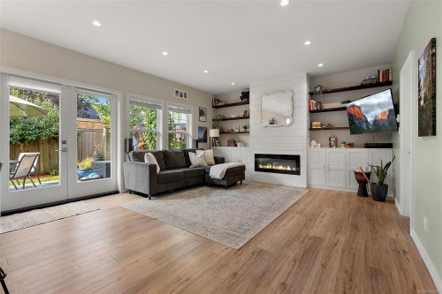 1113 Lyall St, Esquimalt, BC 
