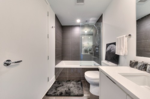 Bathroom - 703-360 Rue Atateken, Montréal (Ville-Marie), QC 
