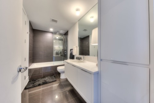 Bathroom - 703-360 Rue Atateken, Montréal (Ville-Marie), QC 
