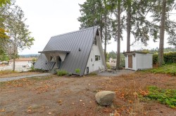 6891 Woodward Dr Central Saanich, BC V8M 1A9