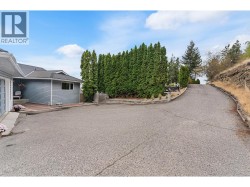 Double garage with extra parking for RV - 
