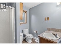 Bathroom - Middle/basement suite - 