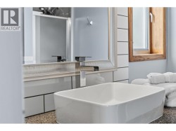 Ensuite bathroom - main suite - 