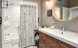 Beautiful 4 piece washroom. - 