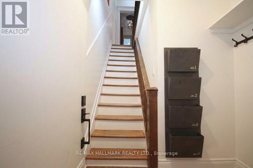 UPPER - 91 IVY AVENUE , Toronto, Ontario M4L 2H8 5