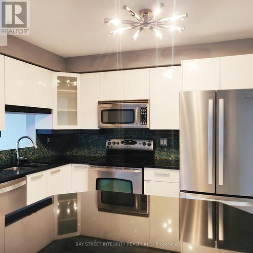 2054 GLENHAMPTON ROAD , Oakville, Ontario L6M 3T9 3
