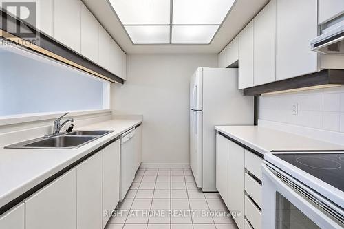 Kitchen with a pass-through - 3110 - 77 Harbour Square, Toronto, ON 