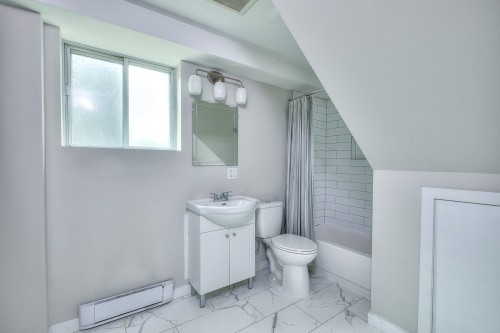 Salle de bains - 771 Rue Julien, Laval (Sainte-Dorothée), QC 