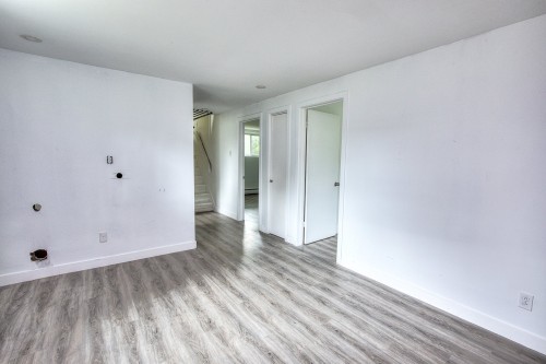 Salon - 771 Rue Julien, Laval (Sainte-Dorothée), QC 