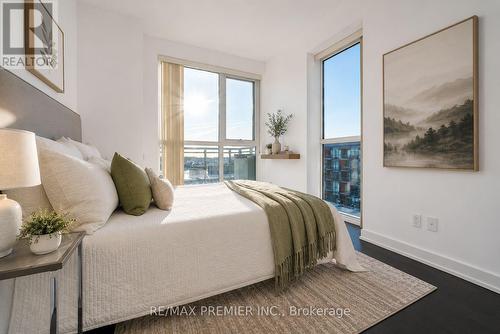 B601 - 5240 DUNDAS STREET , Burlington, Ontario L7L 0J6 5