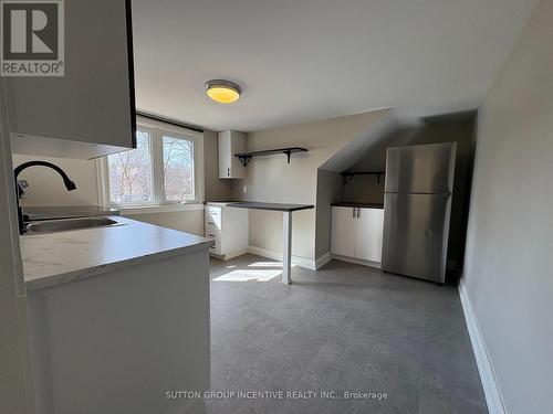 UPPER - 20 BAYVIEW DRIVE , Barrie, Ontario L4N 3N5 5