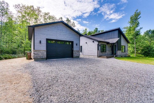 Stationnement - 99 Ch. Du Huard, Val-Des-Bois, QC 