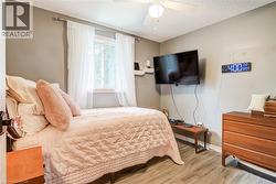 Wood-finish flooring with a horizontal pattern - 