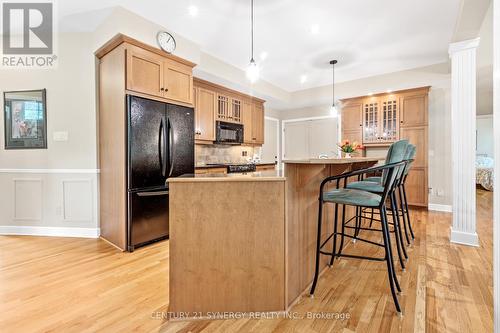 Gorgeous kitchen with spacious breakfast bar - 45 Turtle Point Private, Ottawa, ON 