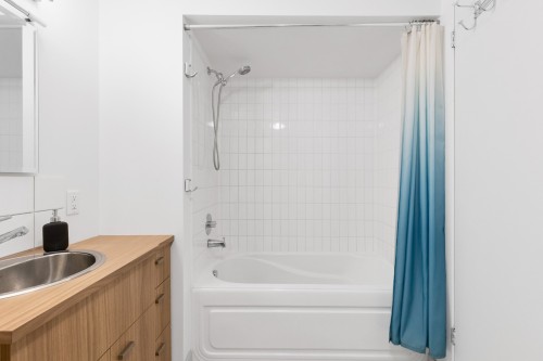Salle de bains - 214-4100 Av. Benny, Montréal (Côte-Des-Neiges/Notre-Dame-De-Grâce), QC 