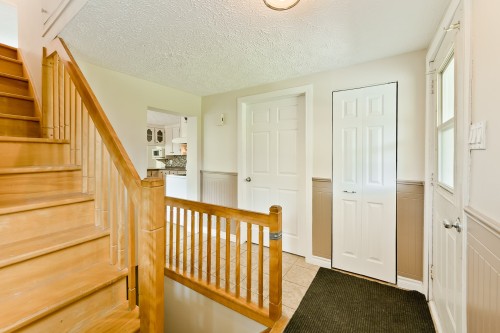 Staircase - 146 Rue Therrien, Saint-François-Xavier-De-Brompton, QC 