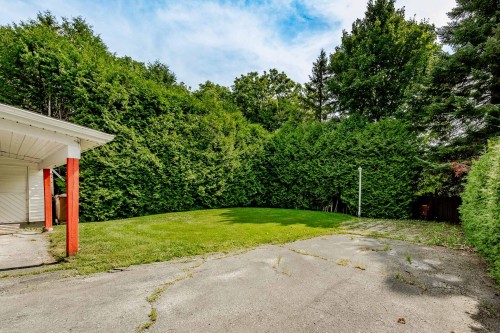Courtyard - 146 Rue Therrien, Saint-François-Xavier-De-Brompton, QC 