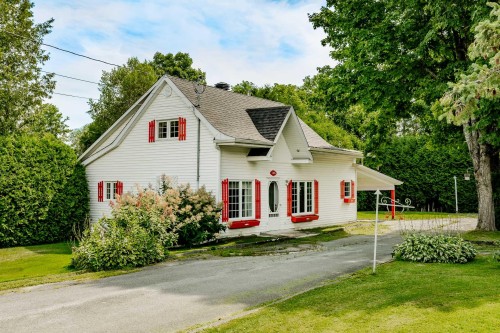 Front of Structure - 146 Rue Therrien, Saint-François-Xavier-De-Brompton, QC 
