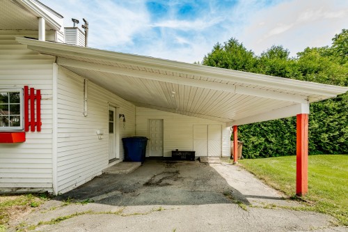 Courtyard - 146 Rue Therrien, Saint-François-Xavier-De-Brompton, QC 