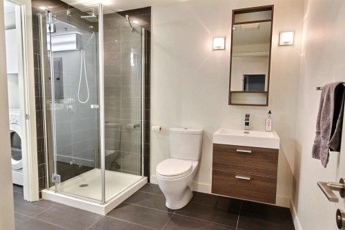 Salle de bains - 111-905 Av. Plymouth, Mont-Royal, QC 