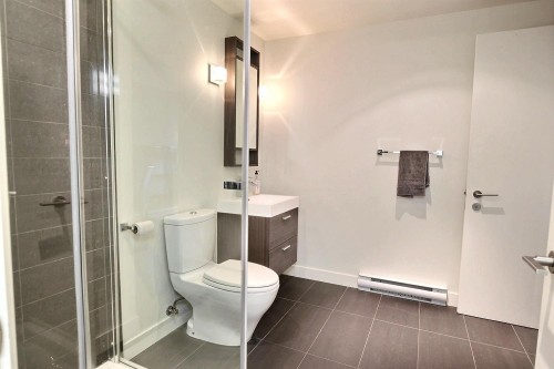 Salle de bains - 111-905 Av. Plymouth, Mont-Royal, QC 