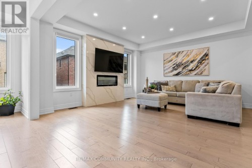 2879 Foxden Square, Pickering, ON 