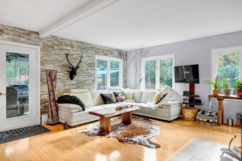 Salon - 18 Rue Des Colibris, Saint-Sauveur, QC 