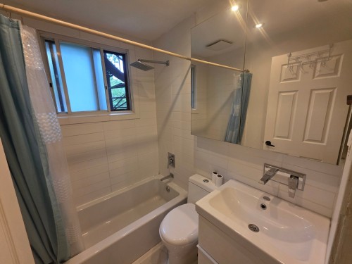Bathroom - 5152 Av. Coolbrook, Montréal (Côte-Des-Neiges/Notre-Dame-De-Grâce), QC 