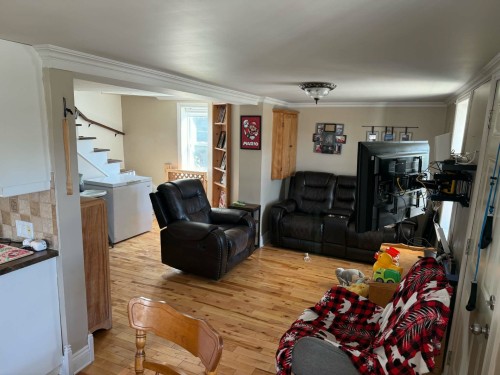 Salon - 159 Rue King, Maniwaki, QC 