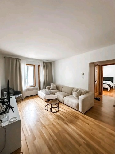 Salon - 10527 Rue Rancourt, Montréal (Ahuntsic-Cartierville), QC 