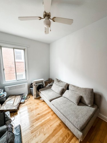 Salon - 10527 Rue Rancourt, Montréal (Ahuntsic-Cartierville), QC 