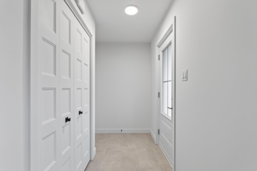 Mud Room - 2 Rue De L'Oural, Sainte-Brigitte-De-Laval, QC 