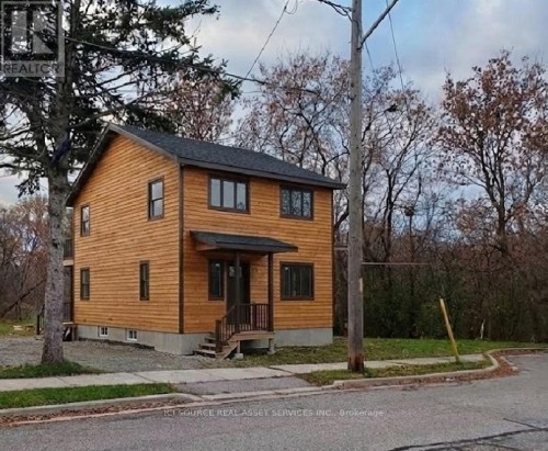 85 HALL STREET  Oshawa, ON L1H 2Y8