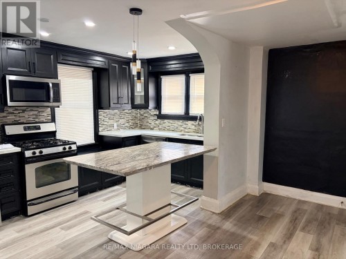 3 RICES LANE , Welland (Lincoln/Crowland), Ontario L3B 3L7 2