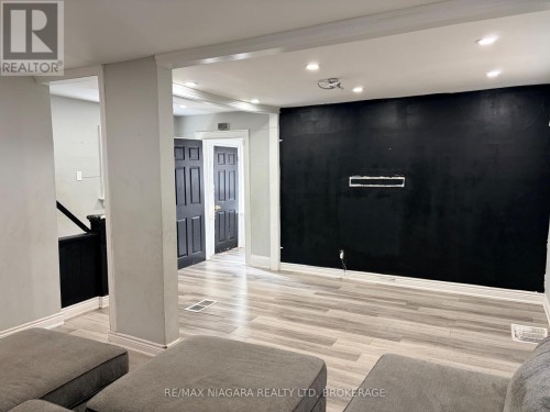 3 RICES LANE , Welland (Lincoln/Crowland), Ontario L3B 3L7 4