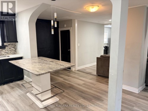 3 RICES LANE , Welland (Lincoln/Crowland), Ontario L3B 3L7 5