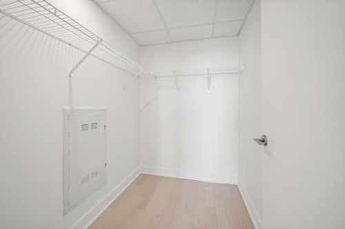 Closet - 2418-60 Rue De L'Éclipse, Brossard, QC 