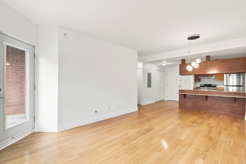 Salon - 305-995 Rue Jules-Poitras, Montréal (Saint-Laurent), QC 