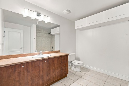Salle de bains attenante à la CCP - 305-995 Rue Jules-Poitras, Montréal (Saint-Laurent), QC 